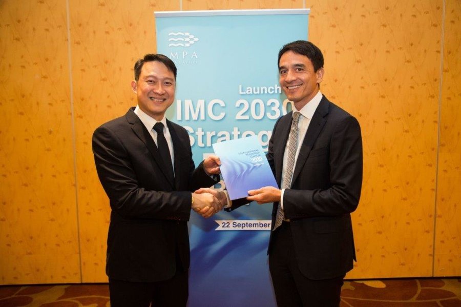 Dr Lam Pin Min receiving IMC2030 Report from Mr Andreas Sohmen-Pao, Chairman of IMC 2030 Advisory Committee