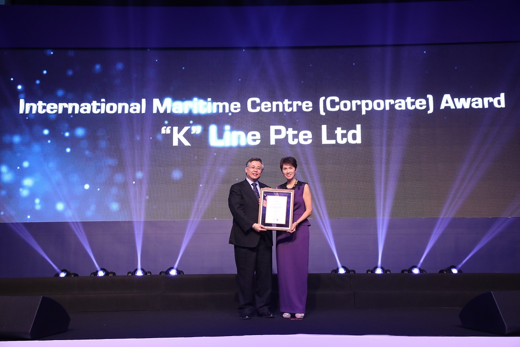 Makoto Hashizume receiving the International Maritime Centre (Corporate) Award on behalf of “K” Line Pte Ltd from Mrs Josephine Teo