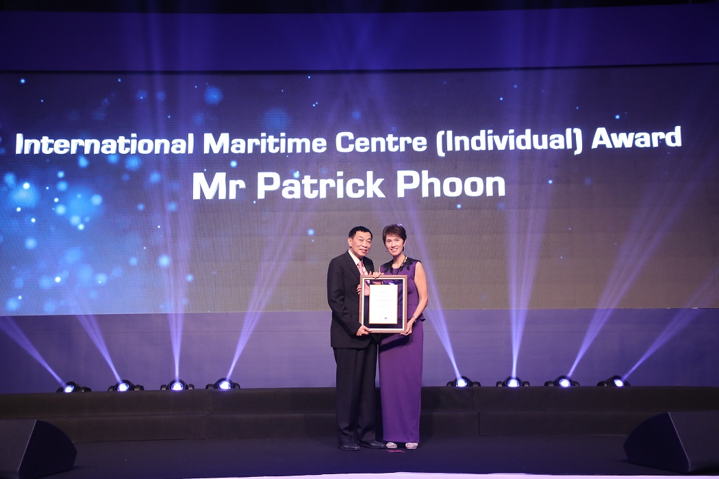 Mr Patrick Phoon receiving the International Maritime Centre (Individual) Award from Mrs Josephine Teo