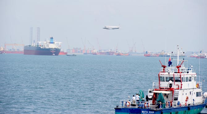 Deployment of the aircraft fitted with the aerial dispersant spraying system