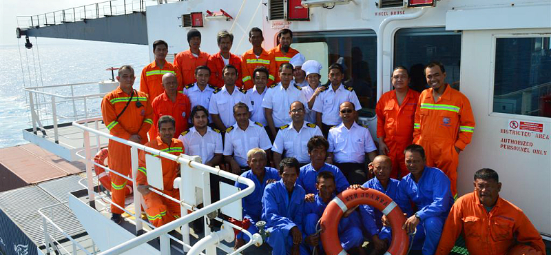 Group photo of Master and crew of NYK Joanna who rescued fishermen at sea